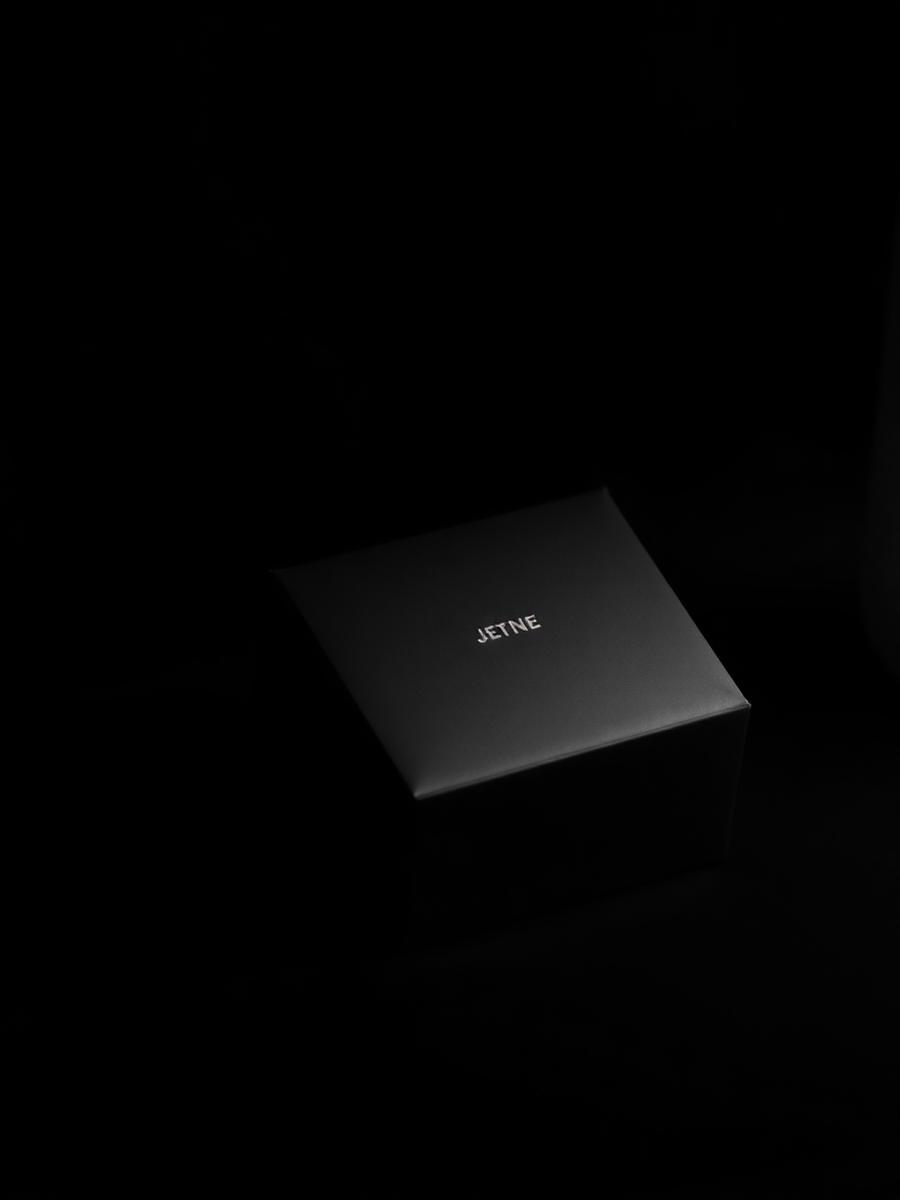 Svart minimalistisk förpackning